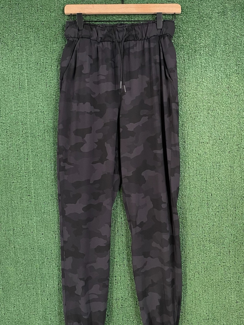Lululemon Stretch High-Rise Black Grey Camo Camouflage Joggers Women Size 4